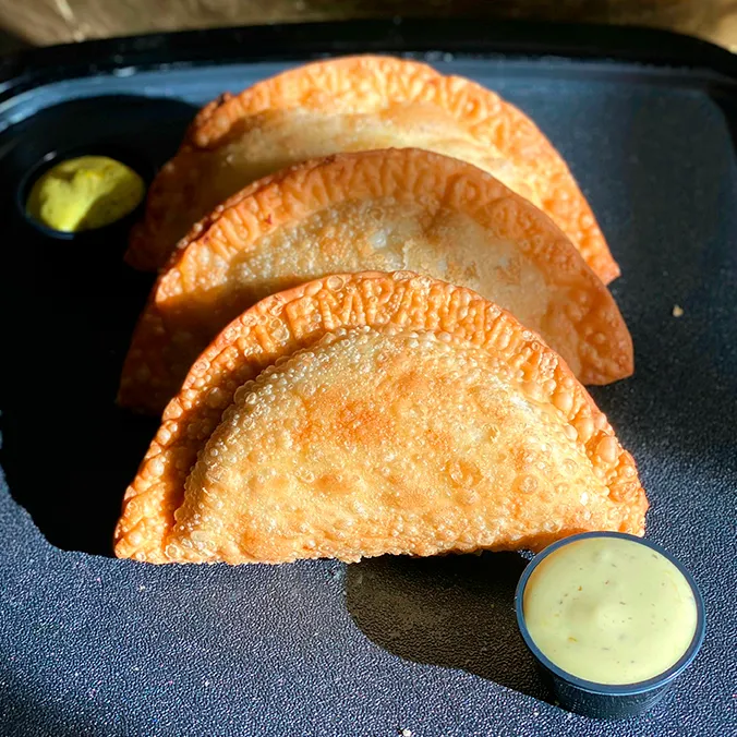 Empanada Pollo, Jamón y Queso